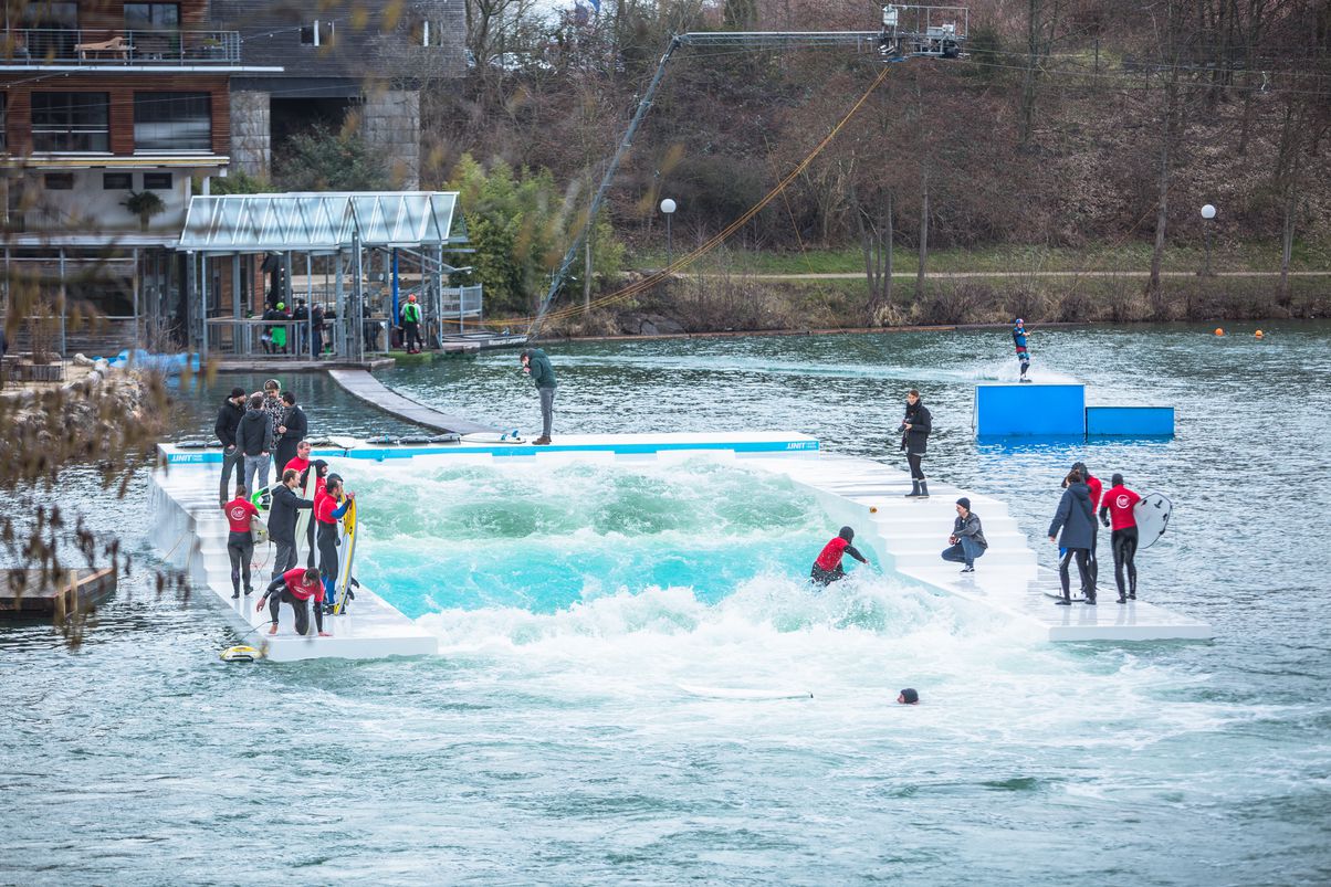 自然水域ならどこでも設置可能 移動式ウェイブプール The Unit Surf Pool がドイツで誕生 The Surf News サーフニュース