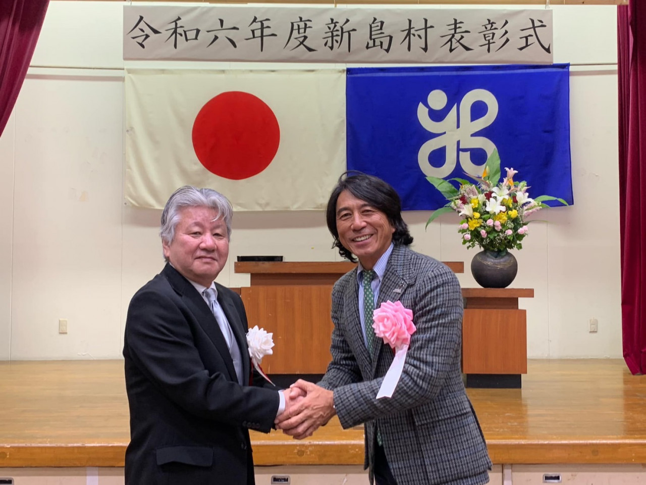 （写真左から、新島村村長 大沼弘一 氏／日本プロサーフィン連盟理事長 細川哲夫氏）